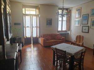 sala de estar con mesa y sofá en La casa di Chicca, en Turín