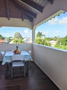 un tavolo e sedie in un balcone con vista di Villa Papillon a Saint-François