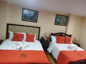 Postel nebo postele na pokoji v ubytování HOTEL VELANEZ SUITE Riobamba