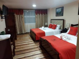 Postel nebo postele na pokoji v ubytování HOTEL VELANEZ SUITE Riobamba