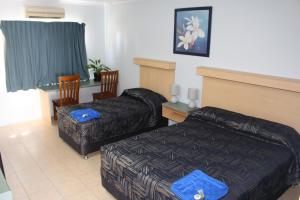 ein Hotelzimmer mit einem Bett und einem Sofa in der Unterkunft TI Motel Torres Strait in Thursday Island