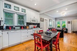 een keuken en een woonkamer met een tafel en stoelen bij Hydrangea House in New Buffalo