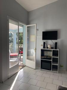 TV a/nebo společenská místnost v ubytování La villa bleue 2, Les trois ilets