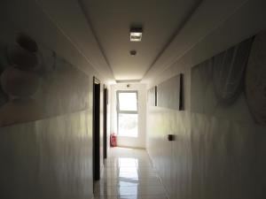 um corredor com uma porta e uma janela em Rio Hotel em Kardamaina
