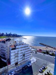 vistas al océano y a un edificio blanco en Cabo Corrientes Dueño Alquila en Mar del Plata
