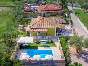 una vista aérea de una casa con piscina en Toscana Villas, en Gaïtánion