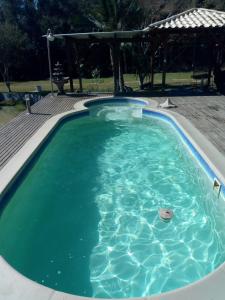 una gran piscina con cenador en Espetacular sítio com belíssima paisagem para descansar, en Cobras