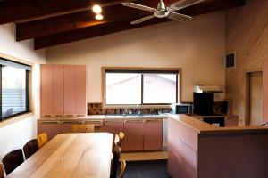Dapur atau dapur kecil di Alpine Guest House