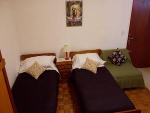 uma sala de estar com duas camas e um sofá em Cortina em Buenos Aires