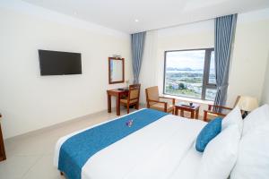 Postel nebo postele na pokoji v ubytování Navy Hotel Cam Ranh