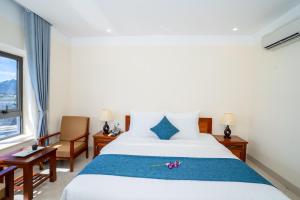 Postel nebo postele na pokoji v ubytování Navy Hotel Cam Ranh