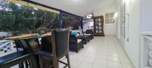 Μια τηλεόραση ή/και κέντρο ψυχαγωγίας στο Family Villa with big pool and absolute privacy