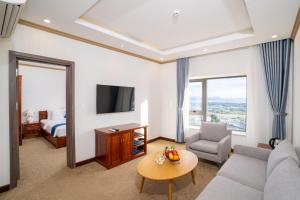 TV a/nebo společenská místnost v ubytování Navy Hotel Cam Ranh