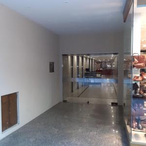 um corredor de um edifício com uma parede de vidro em ApartFlorida3 em Buenos Aires