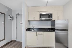 Kuchyň nebo kuchyňský kout v ubytování Emerald Hotel & Suites Calgary Airport