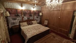 Postel nebo postele na pokoji v ubytování heritage geneva house boat