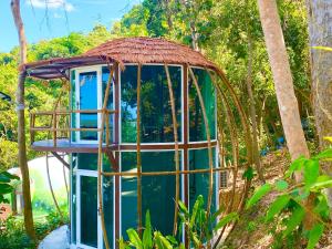 Casa en un árbol en un jardín en MyRus Resort Langkawi, en Pantai Cenang