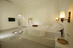 מיטה או מיטות בחדר ב-The Sans Kuta Villas