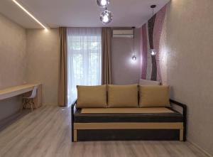 un sofá en una habitación con ventana en Nice and plesant apartments on Evropeyska st., en Poltava