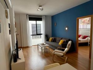 マラガにあるAmazing Apartment in the Heart of Malaga POOL & FREE PARKINGのリビングルーム(ソファ、テーブル付)