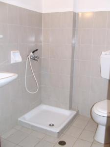 パティティリにあるDawn's Roomsのバスルーム(シャワー、洗面台、トイレ付)
