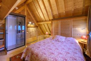 - une chambre avec un grand lit rose dans l'établissement Petit Rochebrune, à Orcières