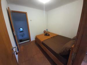Katil atau katil-katil dalam bilik di Rinjani Camp Sajank