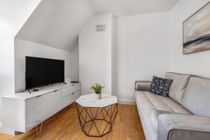 ペイントンにあるNEW Stunning & Stylish 2BD Flat Paignton Devonのリビングルーム(ソファ、薄型テレビ付)