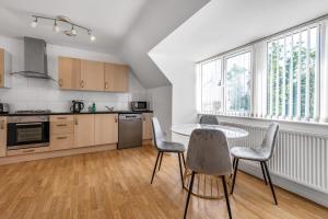 a kitchen with a table and chairs in a room at NEW Stunning & Stylish 2BD Flat Paignton Devon in Paignton