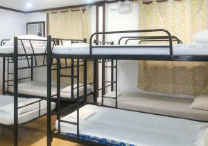 מיטה או מיטות קומותיים בחדר ב-RedDoorz Plus Billy's Resort Oslob