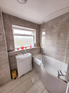 Kopalnica v nastanitvi Bakewell House - Huku Kwetu Notts -Spacious 3 Bedroom House - Suitable & Affordable Group Accommodation - Business Travellers