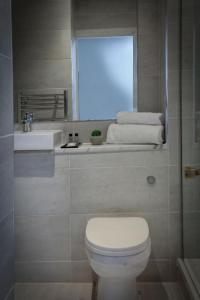 Bathroom sa Broadfield Park Hotel