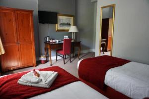 Postel nebo postele na pokoji v ubytování Broadfield Park Hotel