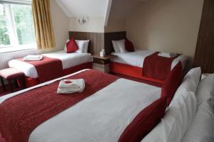 Postel nebo postele na pokoji v ubytování Broadfield Park Hotel