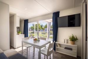 Maistra Camping Valkanela Mobile homes的阳台或露台