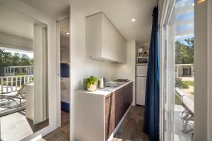 Maistra Camping Valkanela Mobile homes的厨房或小厨房