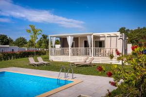 Maistra Camping Valkanela Mobile homes内部或周边的泳池