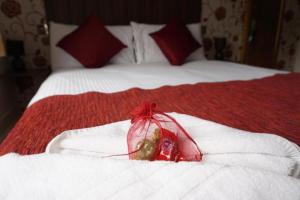 Postel nebo postele na pokoji v ubytování Broadfield Park Hotel