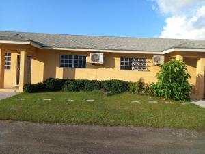 ナッソーにあるA Taste of Paradise - Vacation Rentals close to US Embassy & Restaurantsの黄色の家