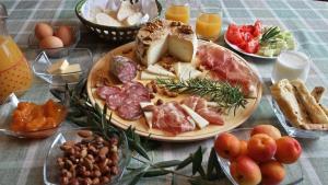 una mesa con un plato de comida en una mesa en Valentina Guest House at Pintar Wine Estate en Kojsko
