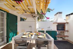 アルトゥーラにあるVilla Alagoaのパティオ(テーブル、椅子付)、