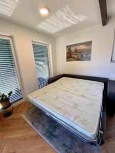 Un pat sau paturi într-o cameră la Mosel-FeWo-JuLe