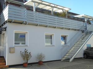 un edificio con una escalera en el lateral en Apartement Seestern mit kleinem Südbalkon, 100m zum Meer, en Steinhude