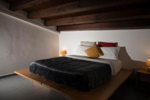 una camera con un grande letto e un soffitto in legno di Sopramoltivolti a Palermo