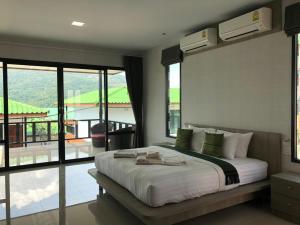 Postel nebo postele na pokoji v ubytování Mountain Resort Koh Lipe
