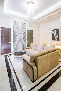 un soggiorno con divano e tavolo di LEOGRAND DELUXE Apartments on Doroshenka 17 a Lviv