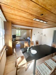 Fotografie z fotogalerie ubytování NEB-THUN LODGE`s Seehaus 1 Gwatt v destinaci Thun