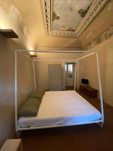 A bed or beds in a room at Intero Appartamento. San Giovanni Uno