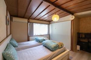 a bedroom with a bed in a house at Kizuna Guesthouse 
