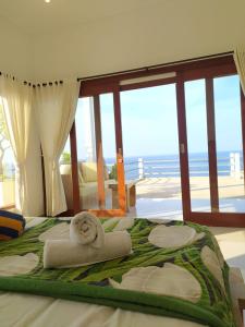 Un pat sau paturi într-o cameră la Ocean Resort Amed